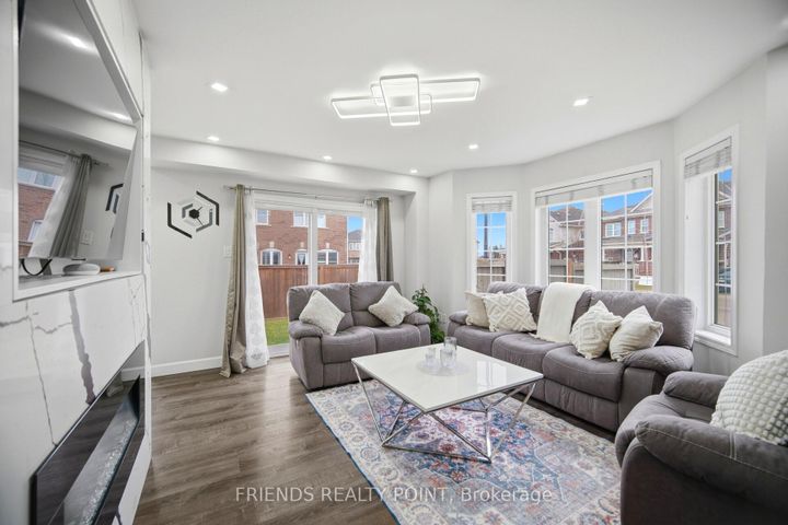 Photo 7 at 19 Donlamont Circle, Northwest Brampton, Brampton