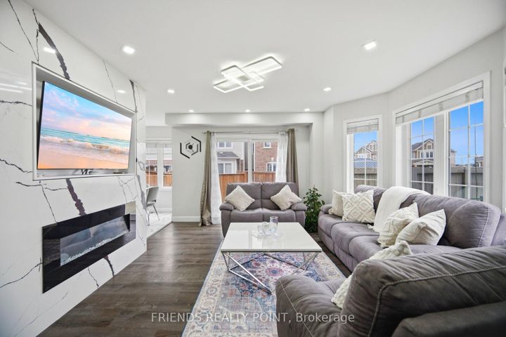 Photo 8 at 19 Donlamont Circle, Northwest Brampton, Brampton