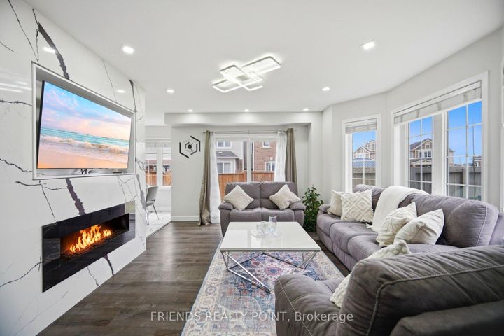 Photo 9 at 19 Donlamont Circle, Northwest Brampton, Brampton