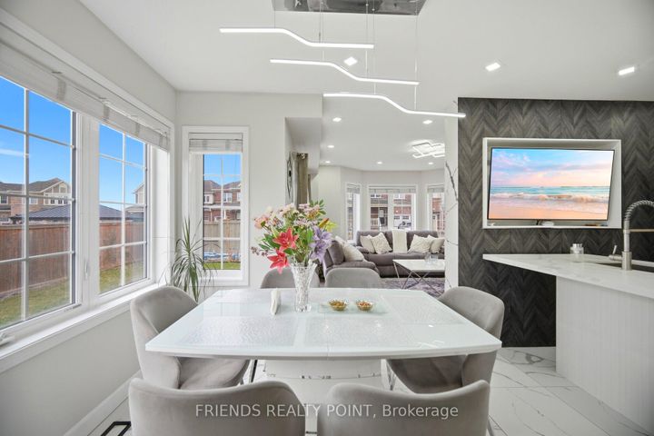 Photo 10 at 19 Donlamont Circle, Northwest Brampton, Brampton