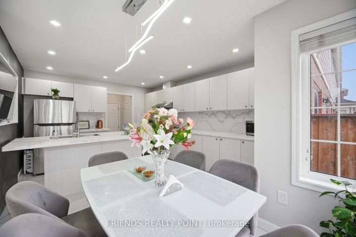 Photo 12 at 19 Donlamont Circle, Northwest Brampton, Brampton