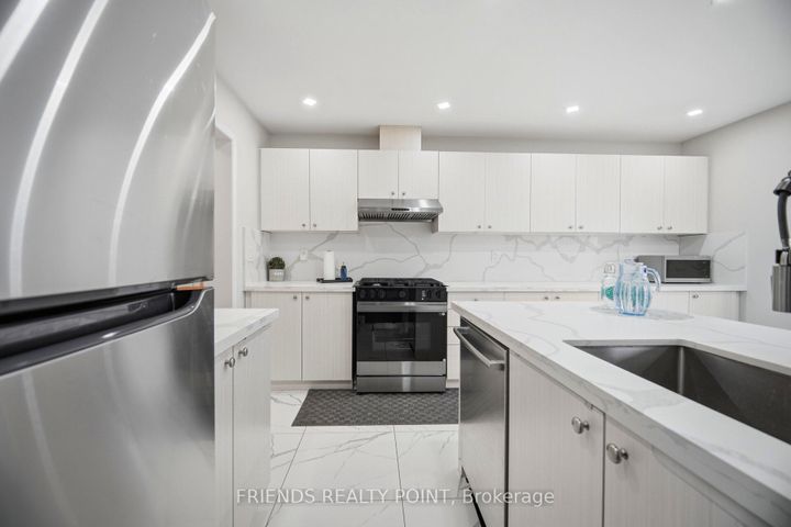 Photo 14 at 19 Donlamont Circle, Northwest Brampton, Brampton