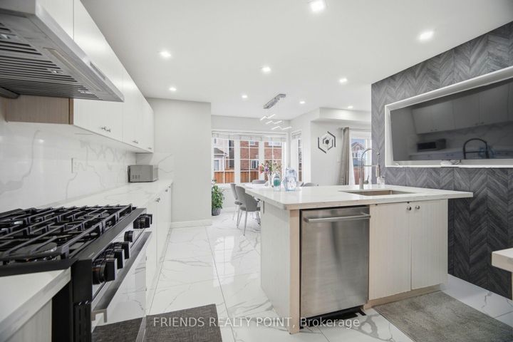 Photo 15 at 19 Donlamont Circle, Northwest Brampton, Brampton