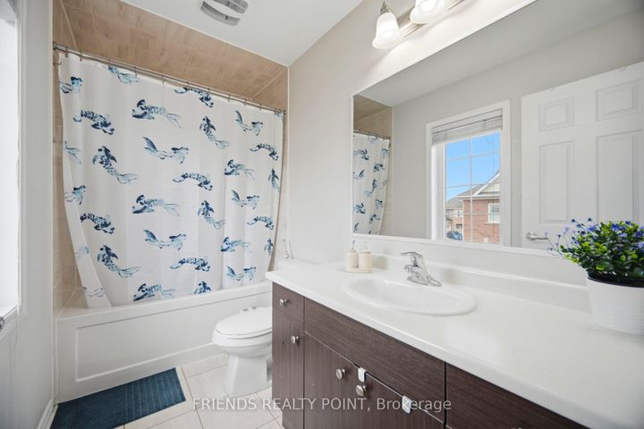 Photo 24 at 19 Donlamont Circle, Northwest Brampton, Brampton