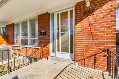 Photo 2 at 227 Verobeach Boulevard, Humbermede, Toronto