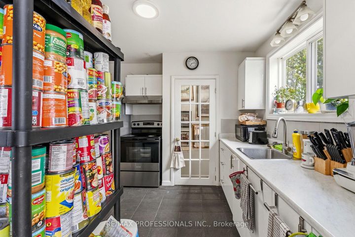 Photo 10 at 473 Samford Place, WO West, Oakville