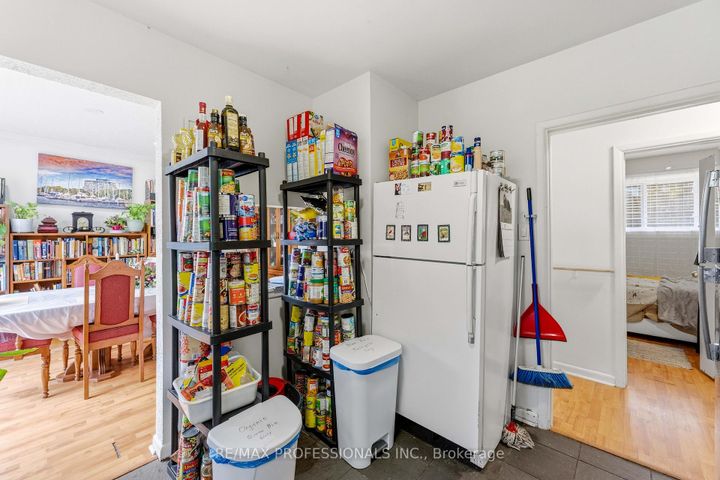 Photo 11 at 473 Samford Place, WO West, Oakville