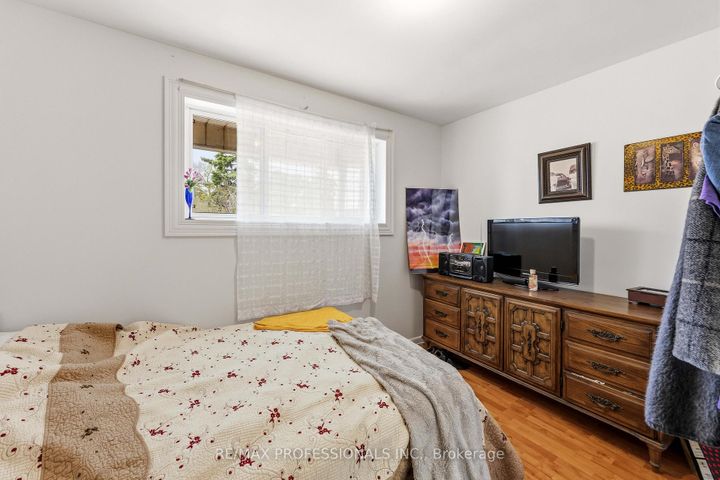 Photo 13 at 473 Samford Place, WO West, Oakville