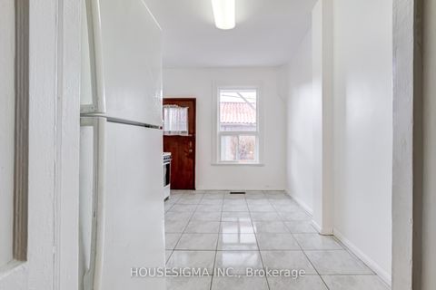 Photo 9 at 726 Adelaide Street W, Niagara, Toronto