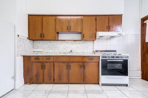 Photo 11 at 726 Adelaide Street W, Niagara, Toronto