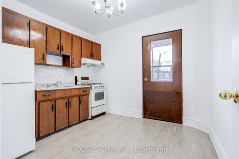 Photo 14 at 726 Adelaide Street W, Niagara, Toronto