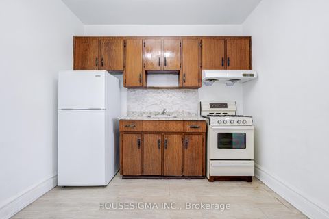 Photo 15 at 726 Adelaide Street W, Niagara, Toronto