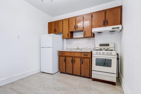 Photo 16 at 726 Adelaide Street W, Niagara, Toronto