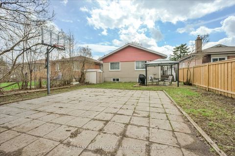 Photo 2 at 16 Arnprior Road, Bendale, Toronto