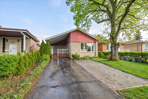 Photo 3 at 16 Arnprior Road, Bendale, Toronto