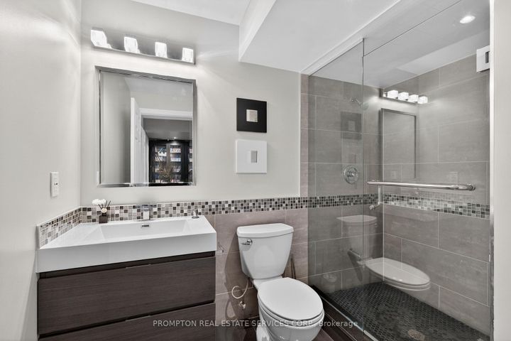 Photo 42 at 15 Donald Buttress Boulevard E, Cathedraltown, Markham