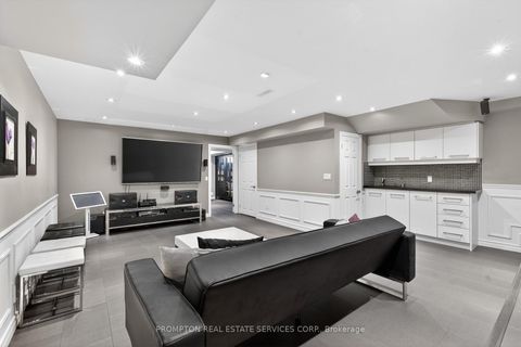 Photo 38 at 15 Donald Buttress Boulevard E, Cathedraltown, Markham