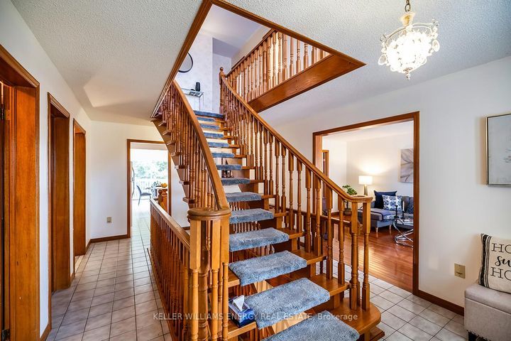 Photo 3 at 565 Prestwick Drive, McLaughlin, Oshawa