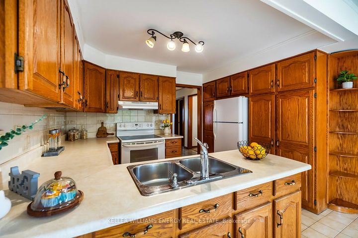 Photo 12 at 565 Prestwick Drive, McLaughlin, Oshawa