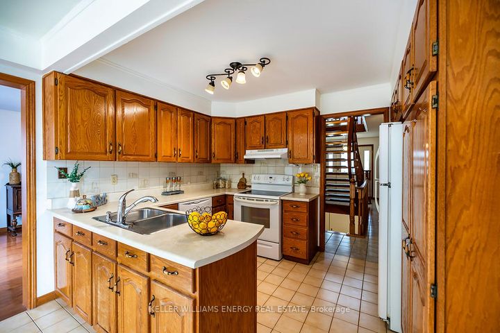 Photo 14 at 565 Prestwick Drive, McLaughlin, Oshawa