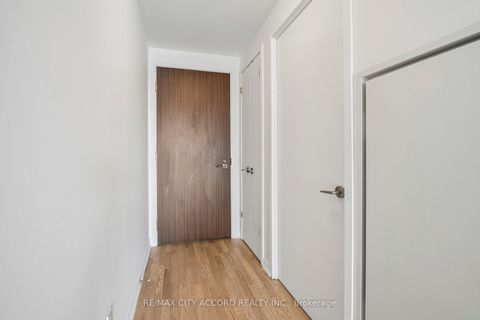 Photo 19 at 718 - 560 King Street W, Waterfront Communities C1, Toronto