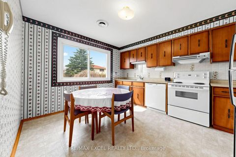 Photo 17 at 30 WAKEFIELD Crescent, L'Amoreaux, Toronto