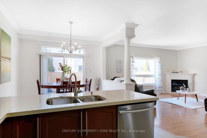 Photo 9 at 43 Alice Springs Crescent, Credit Valley, Brampton