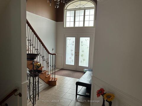 Photo 1 at 1370 Clarence Street, Sonoma Heights, Vaughan