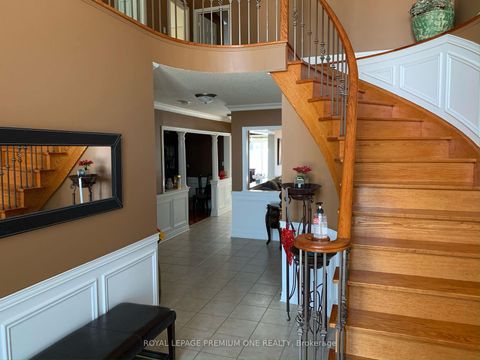 Photo 2 at 1370 Clarence Street, Sonoma Heights, Vaughan