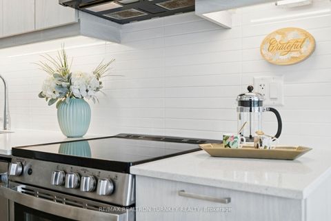 Photo 8 at 018 - 185 Deerfield Road, Central Newmarket, Newmarket