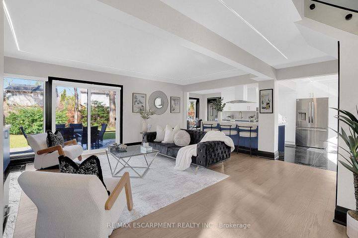 Photo 1 at 1915 Delaney Drive, Clarkson, Mississauga