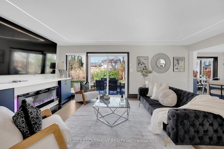 Photo 2 at 1915 Delaney Drive, Clarkson, Mississauga