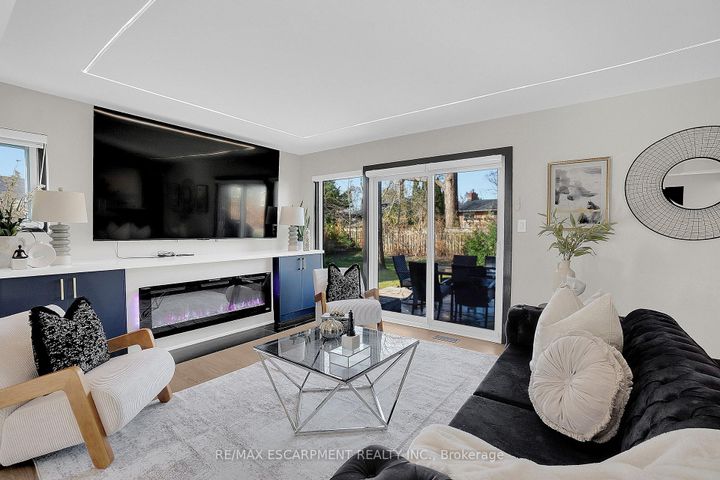 Photo 3 at 1915 Delaney Drive, Clarkson, Mississauga