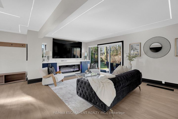 Photo 4 at 1915 Delaney Drive, Clarkson, Mississauga