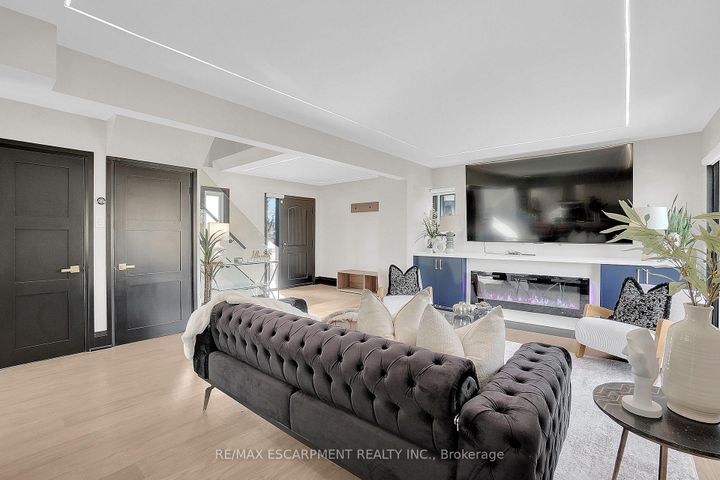 Photo 6 at 1915 Delaney Drive, Clarkson, Mississauga