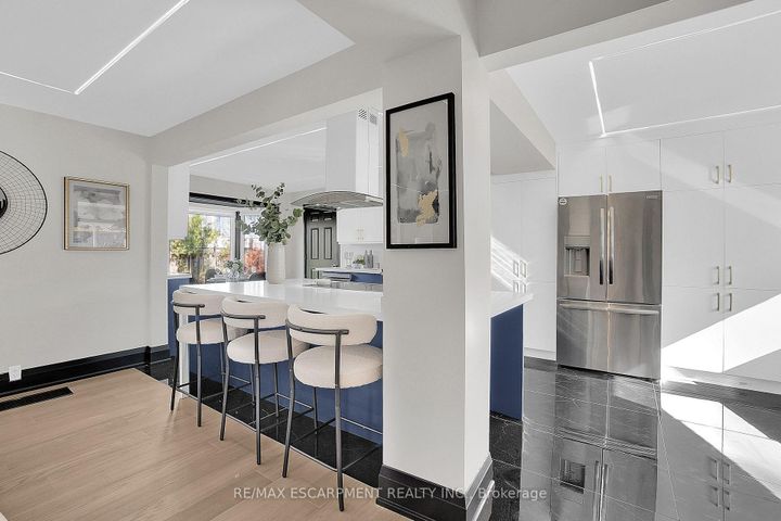 Photo 8 at 1915 Delaney Drive, Clarkson, Mississauga