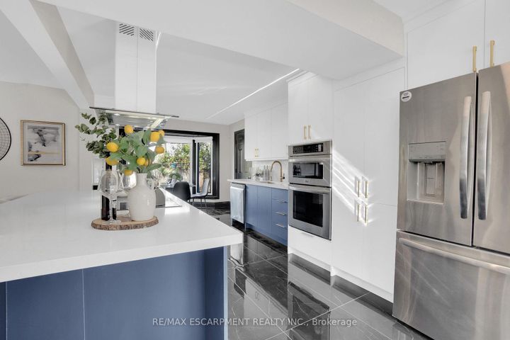 Photo 9 at 1915 Delaney Drive, Clarkson, Mississauga