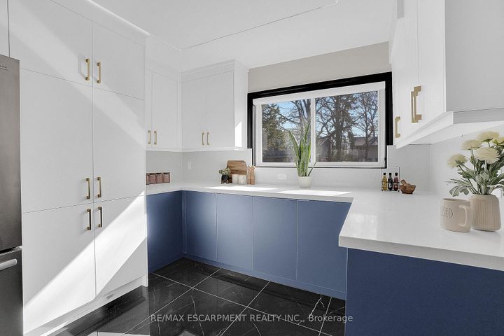 Photo 10 at 1915 Delaney Drive, Clarkson, Mississauga