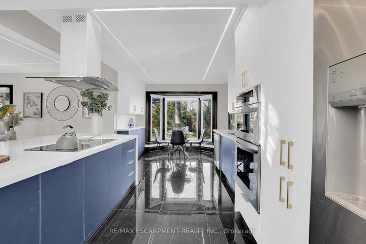 Photo 11 at 1915 Delaney Drive, Clarkson, Mississauga