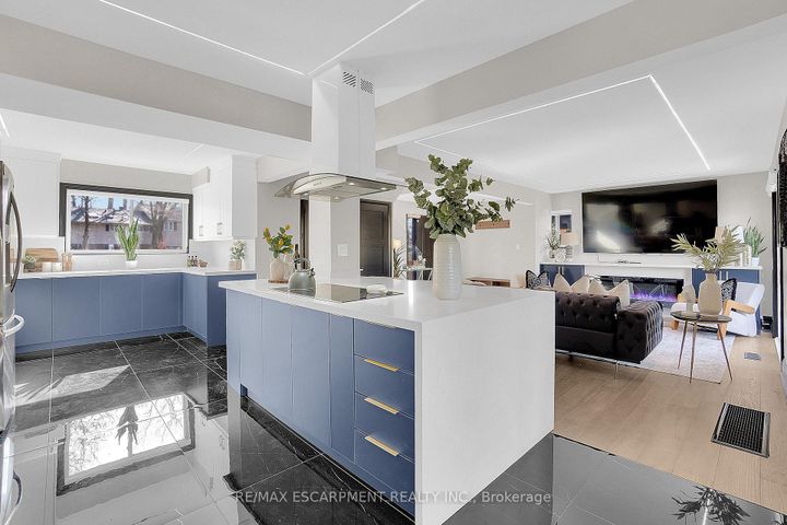 Photo 13 at 1915 Delaney Drive, Clarkson, Mississauga