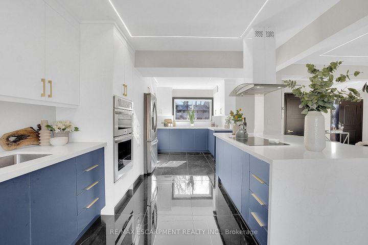 Photo 14 at 1915 Delaney Drive, Clarkson, Mississauga