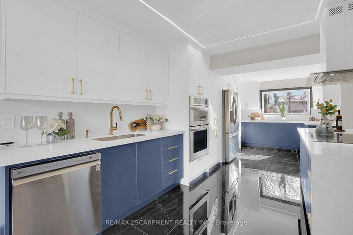 Photo 15 at 1915 Delaney Drive, Clarkson, Mississauga