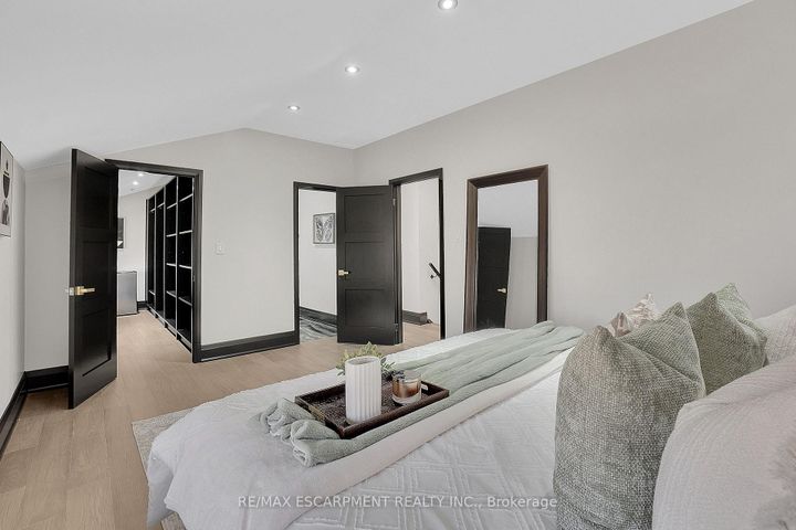 Photo 22 at 1915 Delaney Drive, Clarkson, Mississauga