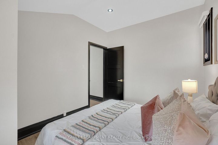 Photo 27 at 1915 Delaney Drive, Clarkson, Mississauga