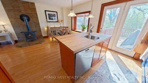 Photo 11 at 69 Mayfield Avenue, Swansea, Toronto