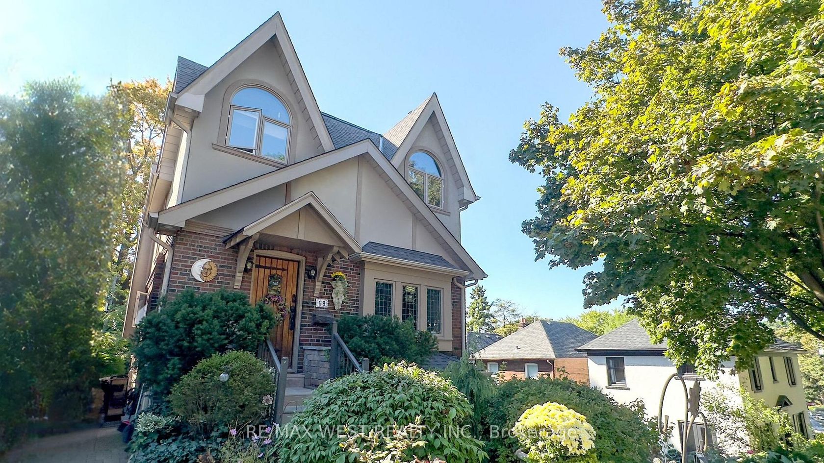 69 Mayfield Avenue, Swansea, Toronto photo 2