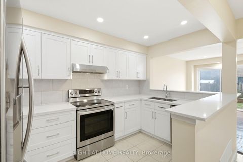 Photo 4 at 212 Venice Gate Drive, Vellore Village, Vaughan