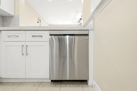 Photo 7 at 212 Venice Gate Drive, Vellore Village, Vaughan