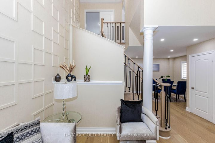 Photo 10 at 23 Wild Indigo Crescent, Wellington, Brampton