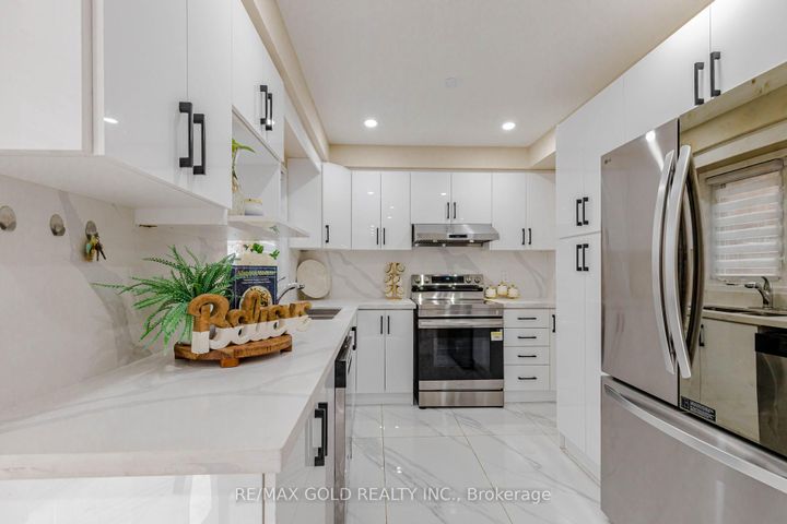 Photo 17 at 23 Wild Indigo Crescent, Wellington, Brampton